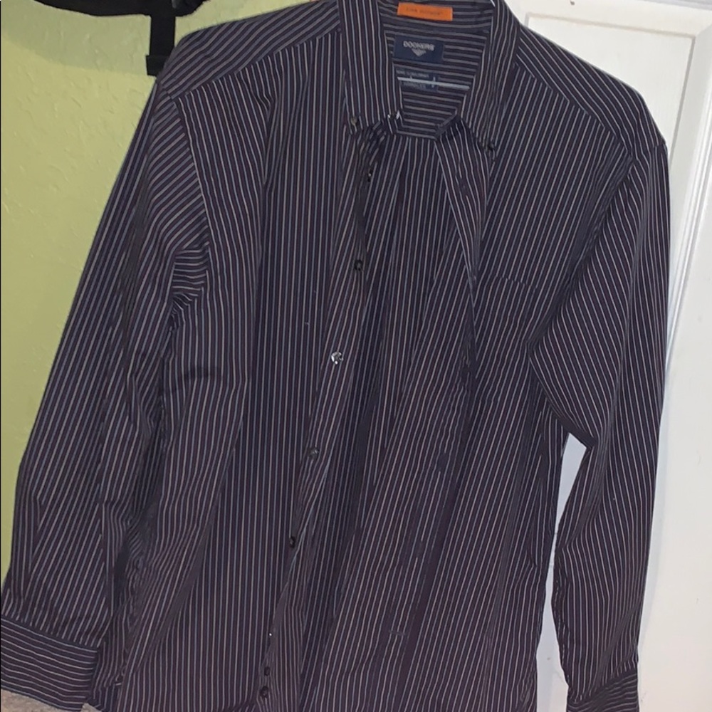 Dockers men’s large long sleeve button up tee.